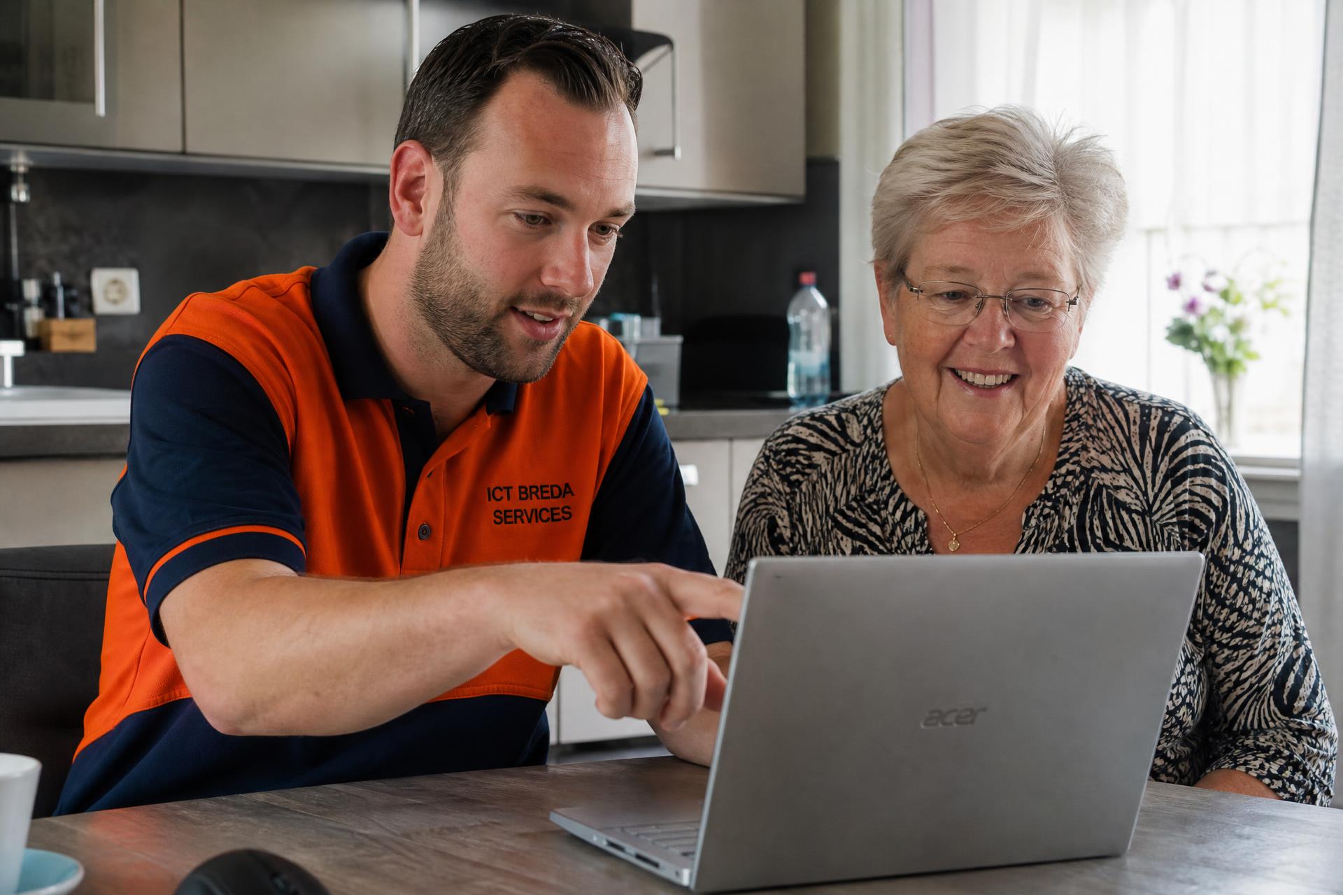 ICT'er uit Breda helpt een klant met een laptop