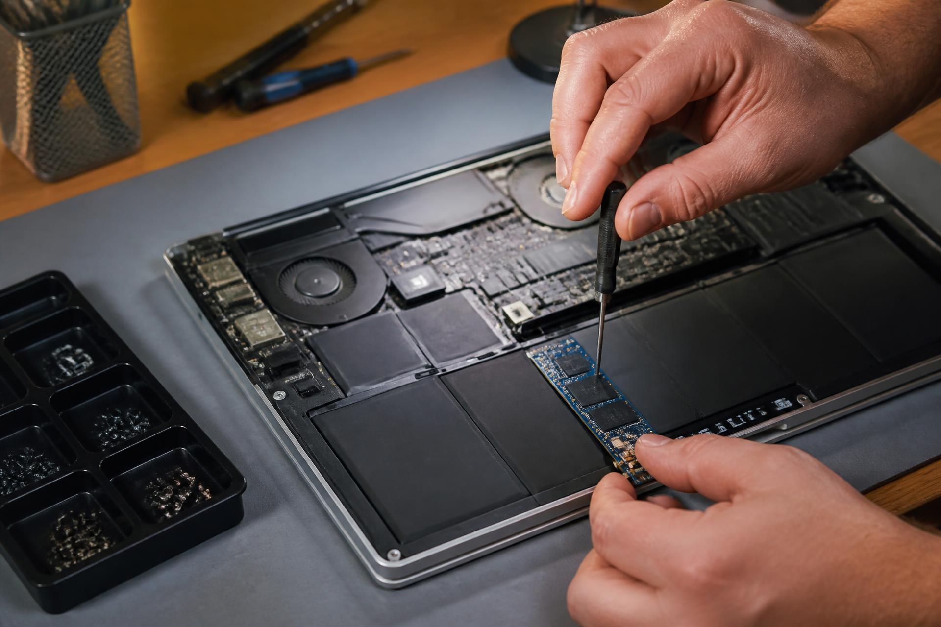 Laptop wordt tijdens computerles nagekeken in Breda