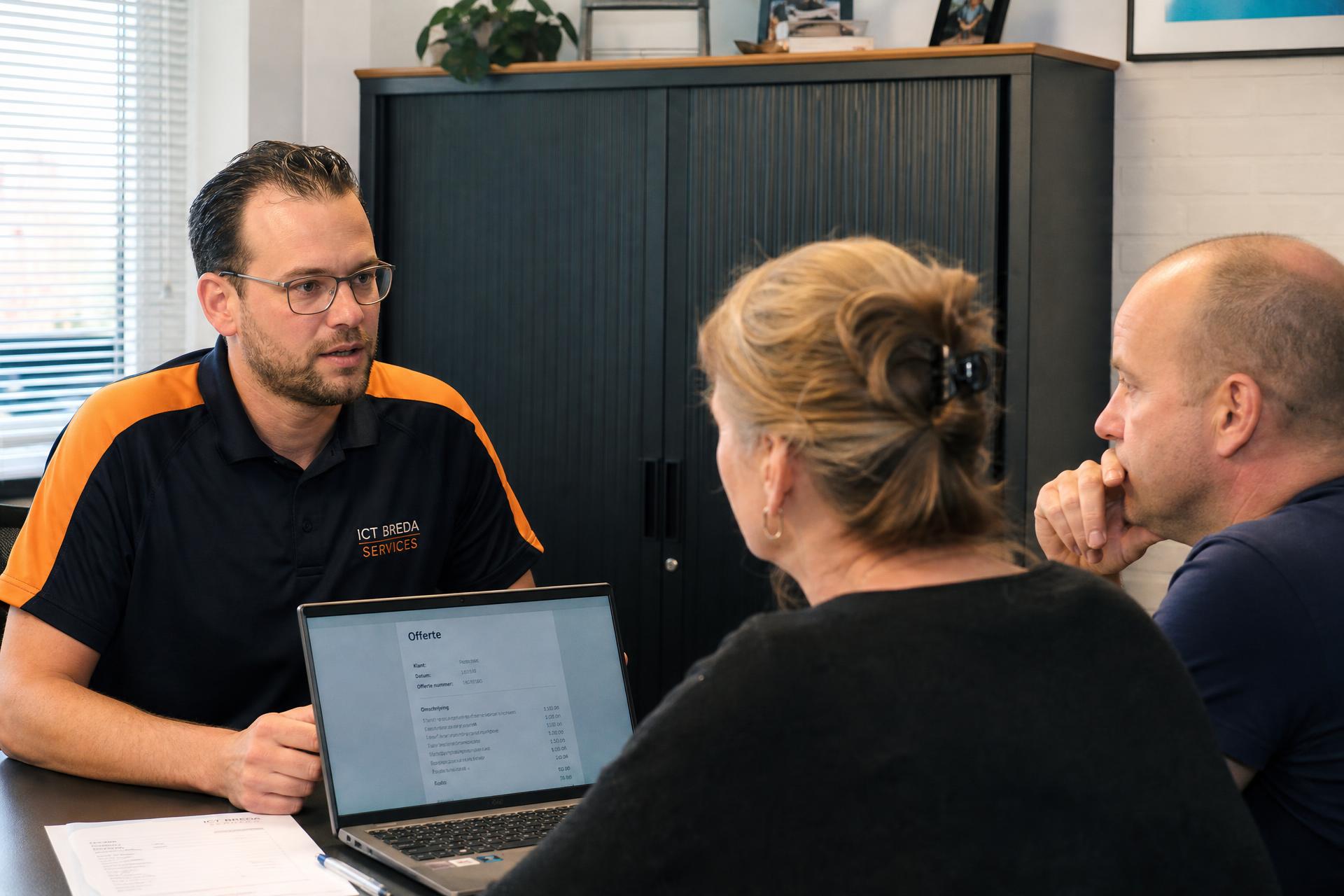 ICT'er bespreekt een offerte met een ondernemer in Breda
